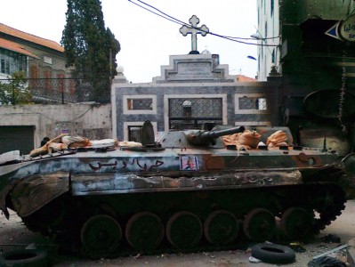 Panzer vor Kirche in Homs
