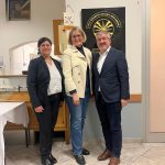 Stadtteilgespräche im Viertel Oberhausen. Von Links nach rechts: 1. Vorsitzende des Vereins Hasare Demir, Oberbürgermeisterin Eva Weber und 2. Vorsitzender des Vereins Aslan Yildiz